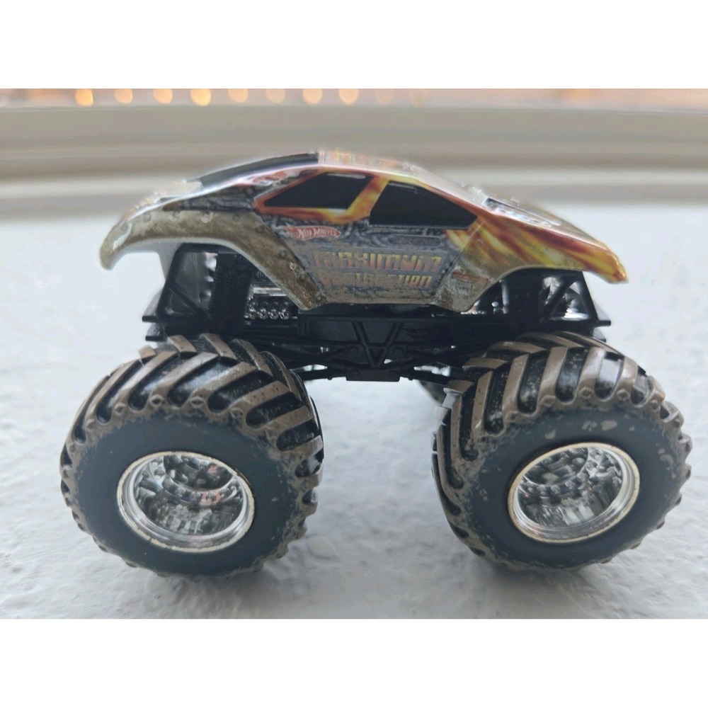 Hot Wheels Monster Jam Maximum Destruction Spectraflames World Champion 1:64